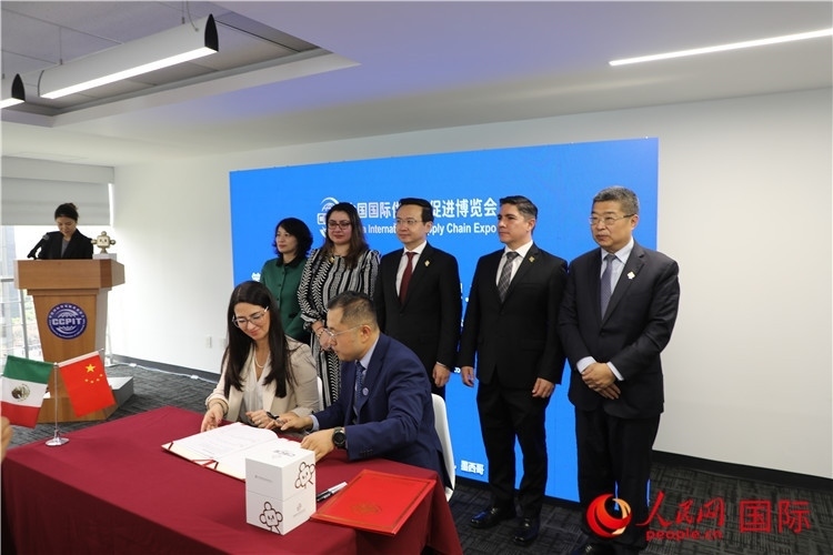 與會(huì)嘉賓簽署關(guān)于共同促進(jìn)墨西哥企業(yè)參加第二屆鏈博會(huì)合作備忘錄。人民網(wǎng) 埃內(nèi)斯托·多明戈斯攝