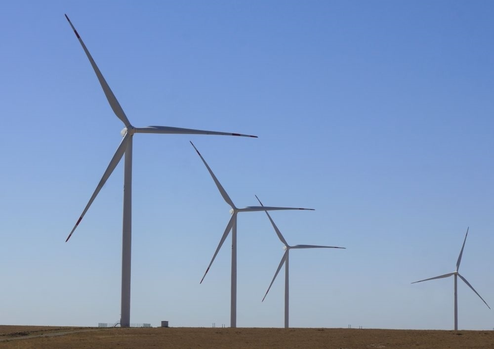 這是中哈合作的哈薩克斯坦札納塔斯100兆瓦風(fēng)電項目（2022年9月13日攝）。新華社發(fā)（德米特里·瓦西連科 攝）