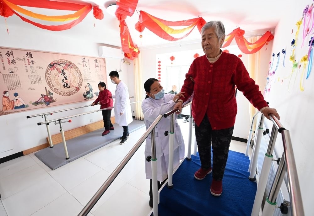 在河北省香河縣安平鎮(zhèn)運(yùn)河新村醫(yī)養(yǎng)中心，老年人在進(jìn)行康復(fù)訓(xùn)練（2024年2月29日攝）。新華社記者 王曉 攝