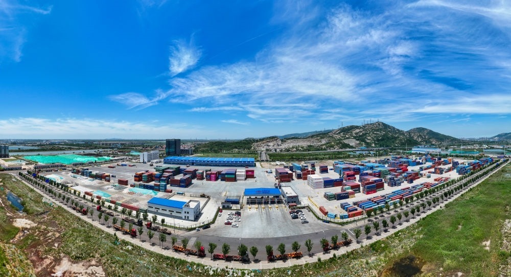 2024年6月26日拍攝的位于江蘇省連云港市連云區(qū)的上合組織（連云港）國際物流園內(nèi)的中國外運(yùn)集裝箱場站（無人機(jī)照片）。上合組織（連云港）國際物流園是連云港建設(shè)“一帶一路”交匯點強(qiáng)支點和上合組織國家出海基地的重要平臺載體。新華社記者 季春鵬 攝