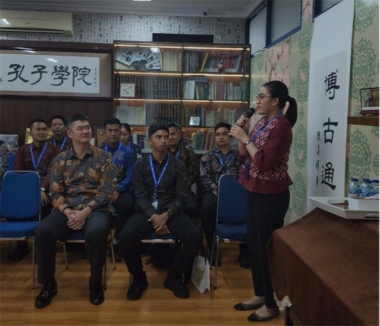 警察學(xué)員用漢語進行自我介紹 ?；顒又鬓k方供圖