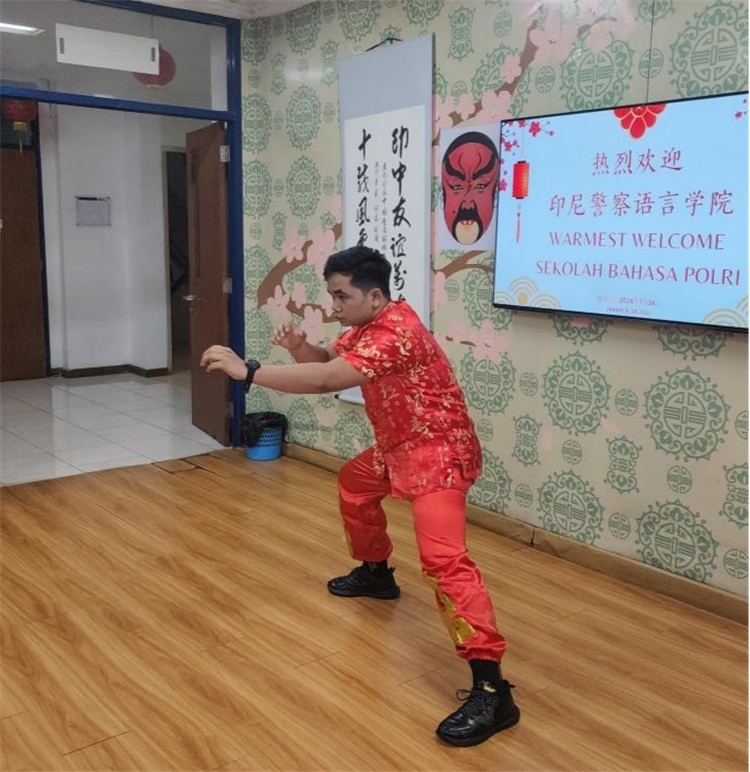 警察學(xué)員表演武術(shù)?；顒又鬓k方供圖