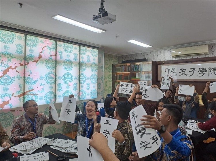 警察學(xué)員們展示書法學(xué)習(xí)成果?；顒又鬓k方供圖