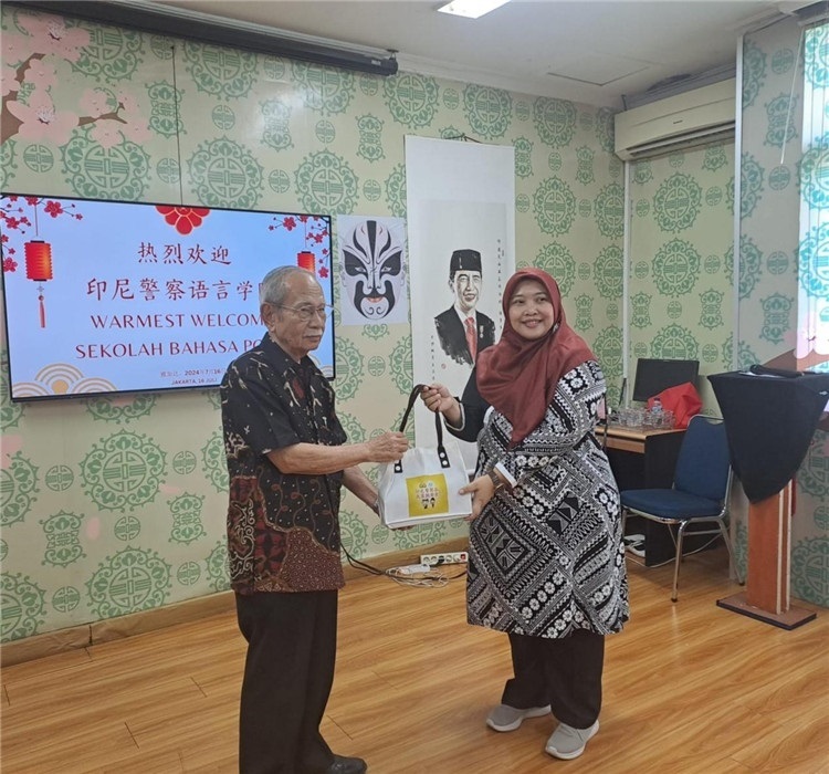 拉哈尤·蘇珊蒂與穆尼交換禮品?；顒又鬓k方供圖