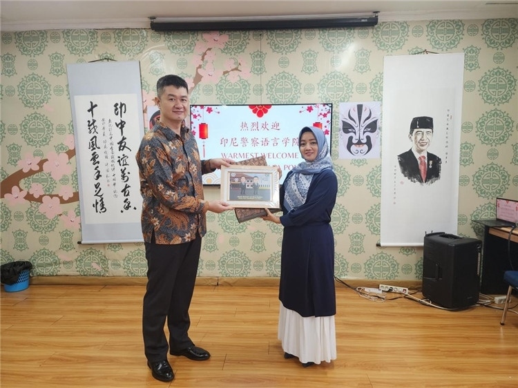 警察語言學(xué)院老師與王大昕交換禮品?；顒又鬓k方供圖