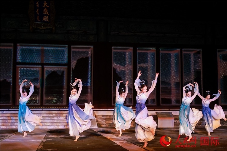 “光影北京——2024世界燈光師大會”開幕式當(dāng)晚的燈光秀表演。人民網(wǎng)記者 趙益普攝