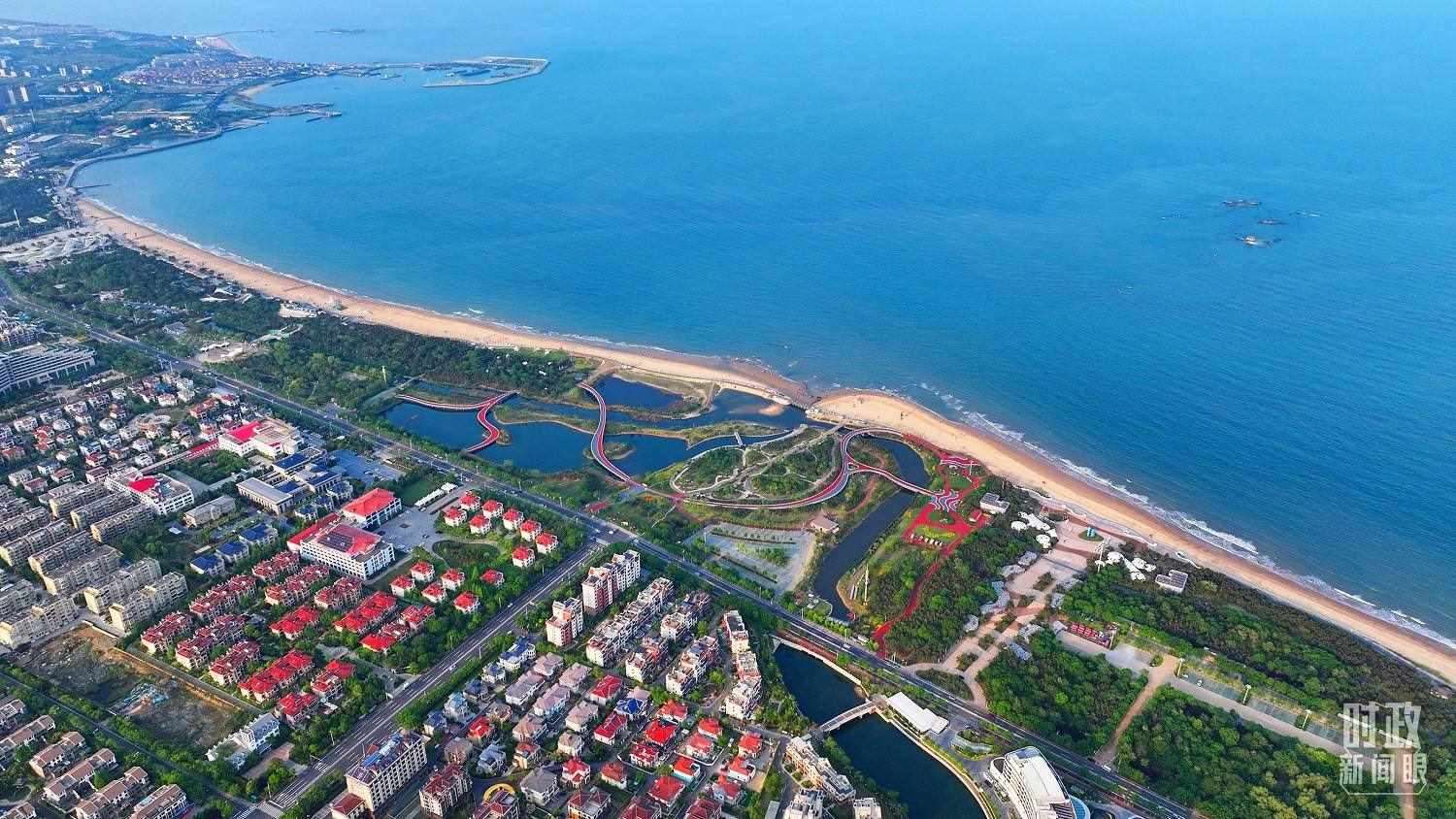 △日照市陽光海岸綠道。近年來，日照市對沿海裸露場地及岸線破損處進(jìn)行生態(tài)修復(fù)，建成約28公里的陽光海岸綠道，為市民和游客提供了運(yùn)動休閑好去處。（總臺央視記者范凱拍攝）