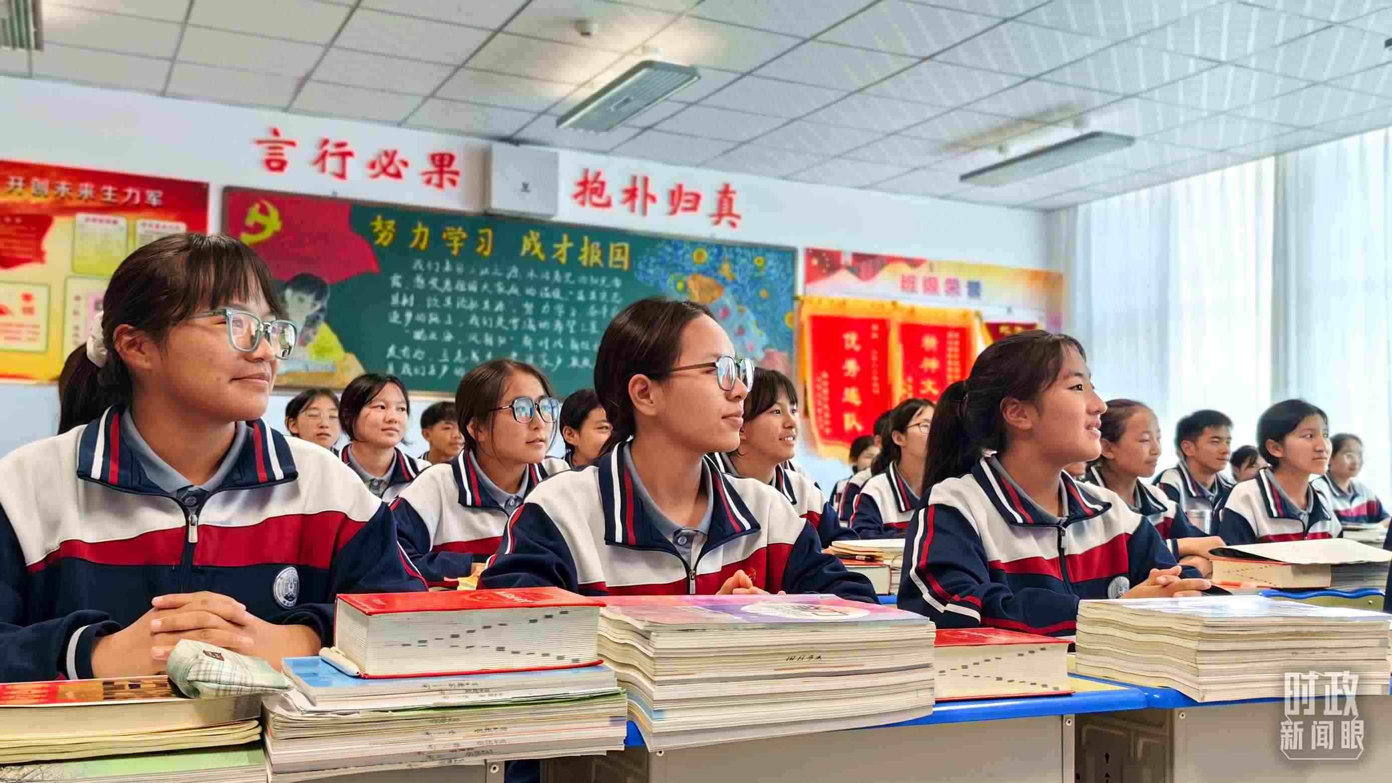 △果洛西寧民族中學(xué)高一（1）班的“新時(shí)代、新家鄉(xiāng)”主題思政課。（總臺央視記者段德文拍攝）