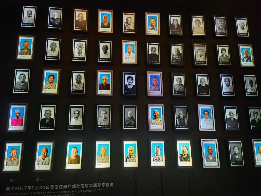 侵華日軍南京大屠殺遇難同胞紀念館內(nèi)的幸存者照片墻局部。新華社記者邱冰清 攝