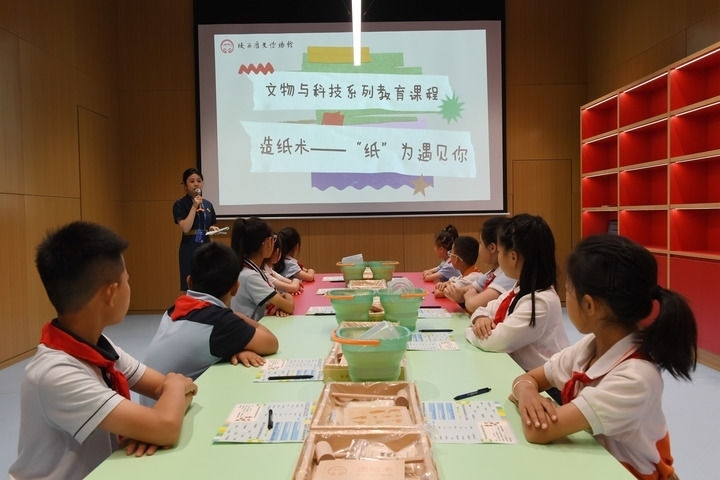 2024年5月18日，小學(xué)生在陜西歷史博物館秦漢館參加“文物與科技”系列教育課程。新華社記者 李一博 攝