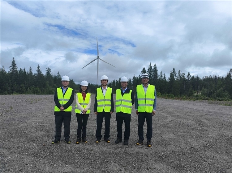 中國駐瑞典大使崔愛民（中）走訪中廣核歐能瑞典公司。中國駐瑞典大使館供圖