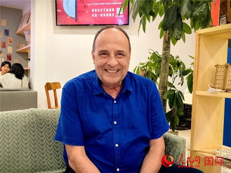 巴西坎皮納斯州立大學(xué)文學(xué)院資深教授弗朗西斯科·福特·哈德曼接受人民網(wǎng)專訪。人民網(wǎng)記者 符園園攝