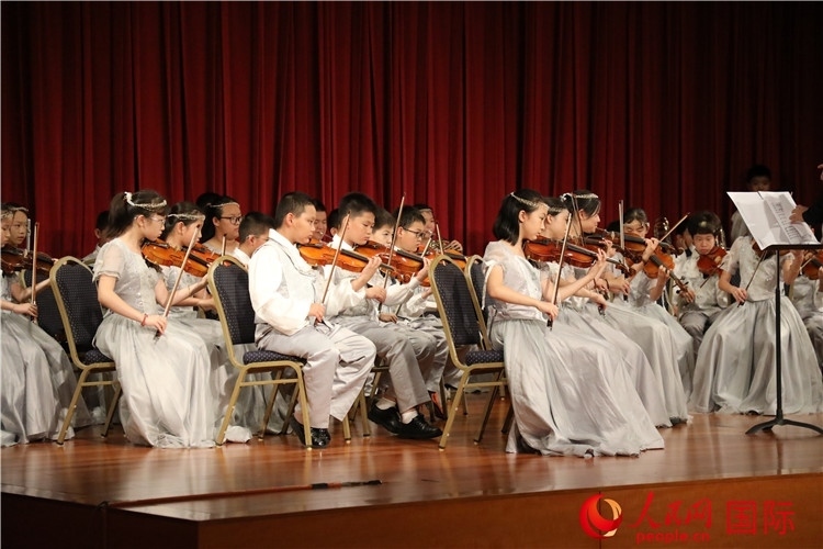 北京市學生金帆藝術團的學生們演奏音樂。人民網(wǎng)記者 李志偉攝