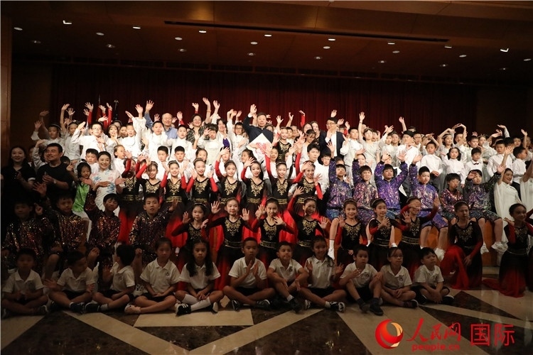 中美青少年藝術交流匯演活動結(jié)束后，嘉賓們與學生們合影。人民網(wǎng)記者 李志偉攝