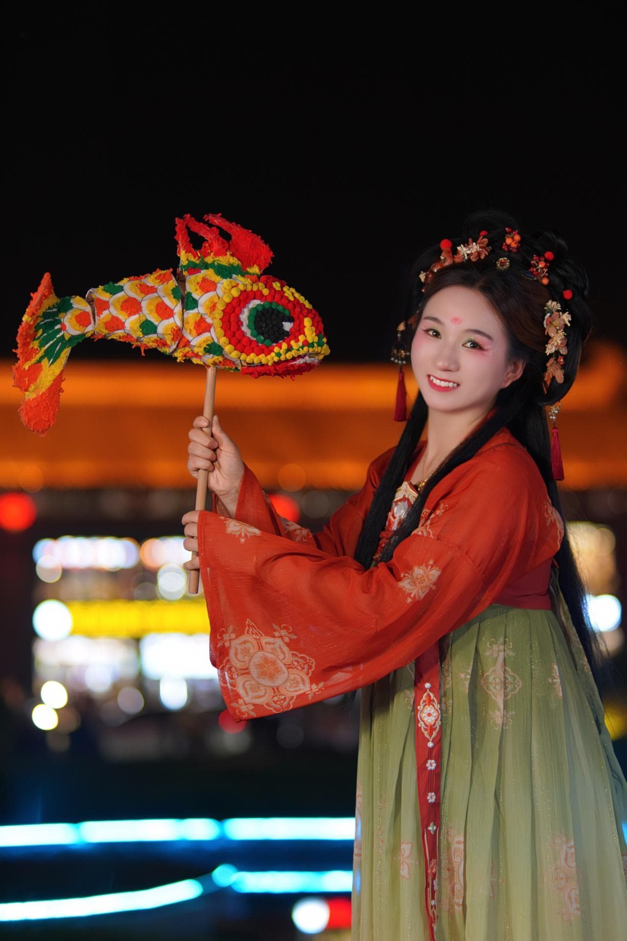 游客身穿漢服漫步在西安大唐不夜城。受訪者供圖