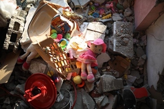 這是7月18日在加沙地帶中部努賽賴特難民營拍攝的遭到以軍襲擊的建筑廢墟。新華社發(fā)（馬爾萬·達(dá)烏德攝）