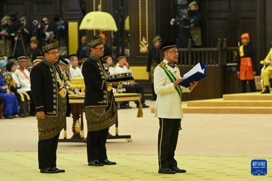  7月20日，馬來(lái)西亞總理安瓦爾（右）在吉隆坡出席最高元首登基儀式。新華社發(fā)（馬來(lái)西亞新聞局供圖）