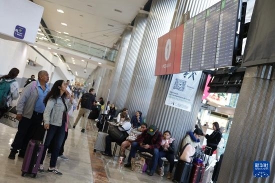 7月19日，在墨西哥首都墨西哥城的貝尼托·華雷斯國(guó)際機(jī)場(chǎng)，許多航班被延誤或取消，大量旅客在機(jī)場(chǎng)等待。新華社發(fā)（弗朗西斯科·卡涅多攝）