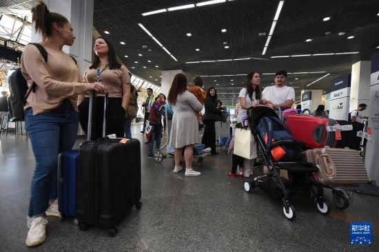 7月19日，受影響航班的旅客在巴西首都巴西利亞機(jī)場(chǎng)等待。新華社發(fā)（盧西奧·塔沃拉 攝）
