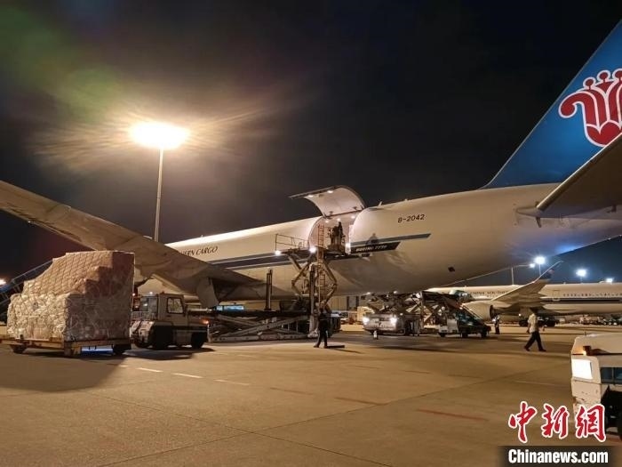 南航物流客機(jī)正裝運(yùn)前往巴黎的跨境電商貨物。南方航空 供圖