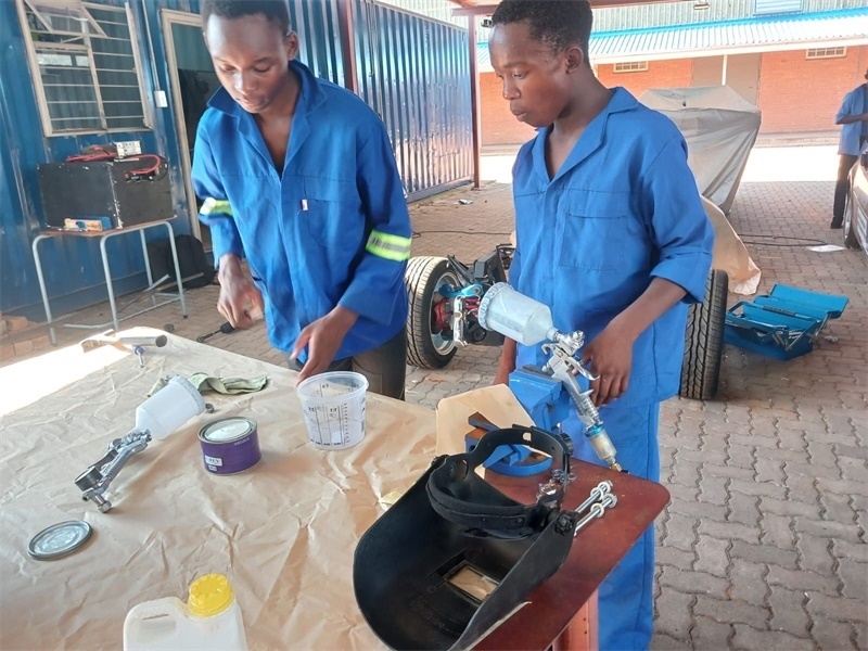 南非學(xué)生認(rèn)真改造“老爺車”。索尚古夫技術(shù)高中供圖