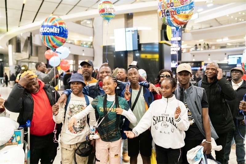 家長們熱情歡迎從中國歸來的學(xué)生。希拉茲·莫林?jǐn)z