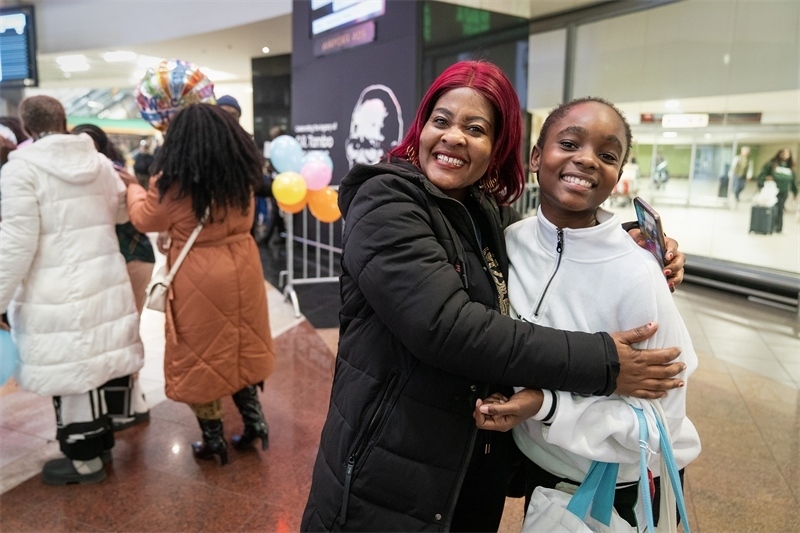 學(xué)生與家長相擁歡慶。希拉茲·莫林?jǐn)z