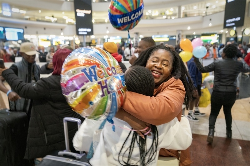 學(xué)生與家長相擁歡慶。希拉茲·莫林?jǐn)z