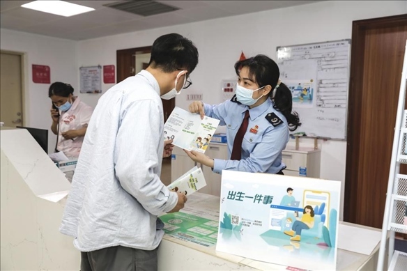 志愿者為葉先生介紹新生兒相關(guān)服務。云浮市稅務局供圖