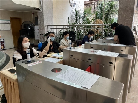 廣州市越秀區(qū)教育局現(xiàn)場審核返區(qū)生辦理材料，采用“提前網(wǎng)上預約、現(xiàn)場分批辦理”的方式進行。廣州市越秀區(qū)教育局供圖