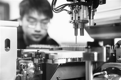 四川某公司，工人正進(jìn)行微型鉆頭研磨鉆尖工序操作。