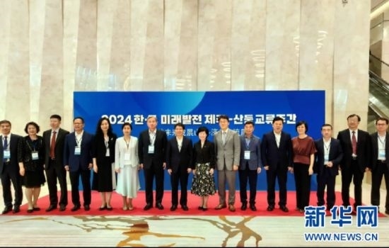 交流周活動(dòng)與會(huì)嘉賓合影。（中國(guó)駐濟(jì)州總領(lǐng)事館供圖）