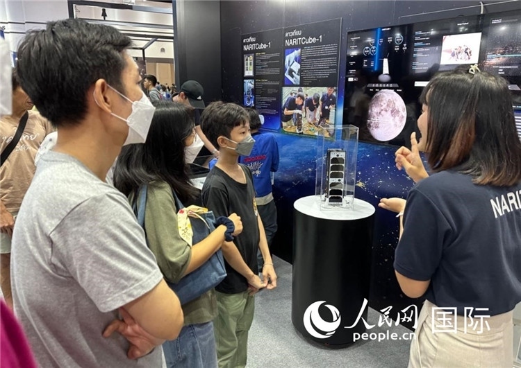 泰國(guó)國(guó)家天文研究所工作人員向觀眾科普天文知識(shí)。人民網(wǎng)記者 簡(jiǎn)承淵攝