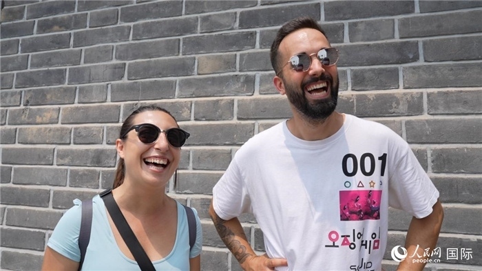 圖為西班牙籍游客塔瑪拉·魯伊斯·查莫羅（左）和馬克·普拉達(dá)·巴約納（右）。人民網(wǎng)記者 吳超嵐攝