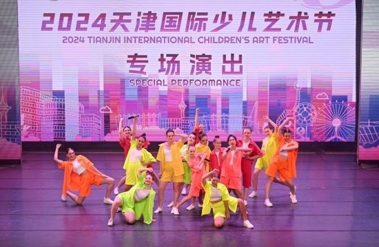 7月22日，來自俄羅斯的舞蹈團演員在藝術節(jié)上展演。新華社記者 趙子碩 攝