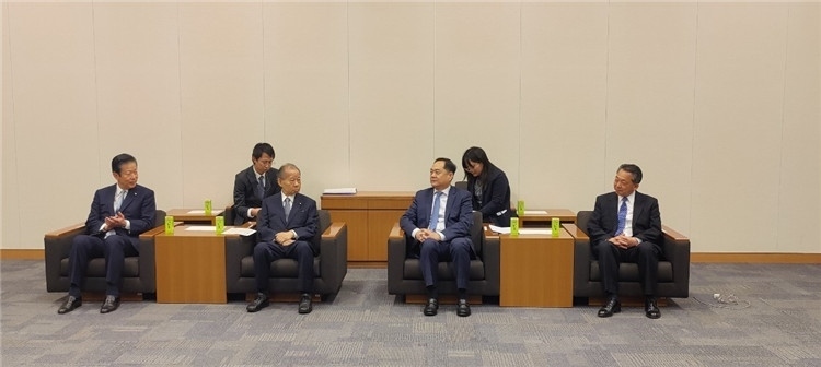 4月11日，楊萬明會長在東京會見日中友好議員聯(lián)盟會長二階俊博（左二）。中國人民對外友好協(xié)會供圖