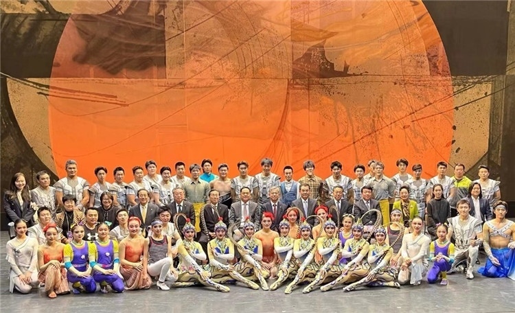 4月12日，中國人民對外友好協(xié)會會長楊萬明、駐日大使吳江浩及來自36國70位駐日使節(jié)代表等現(xiàn)場觀看中國雜技團東京公演。中國人民對外友好協(xié)會供圖