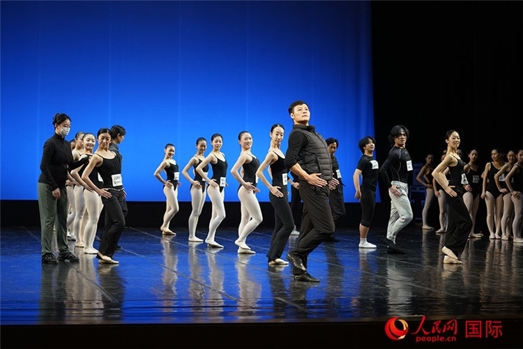 3月26日，松山芭蕾舞團青年代表團成員在中央芭蕾舞團交流學(xué)習(xí)。人民網(wǎng)記者 張麗婭攝
