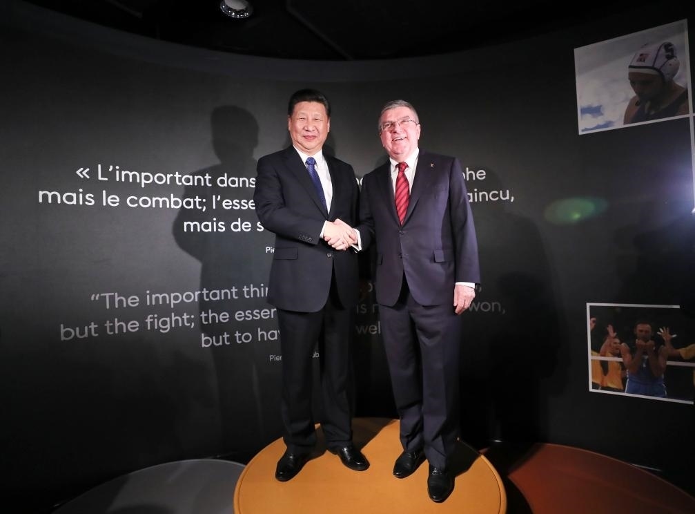 2017年1月18日，國(guó)家主席習(xí)近平在瑞士洛桑國(guó)際奧林匹克博物館會(huì)見(jiàn)國(guó)際奧林匹克委員會(huì)主席巴赫。這是習(xí)近平和巴赫在奧運(yùn)冠軍領(lǐng)獎(jiǎng)臺(tái)上合影。新華社記者 蘭紅光 攝