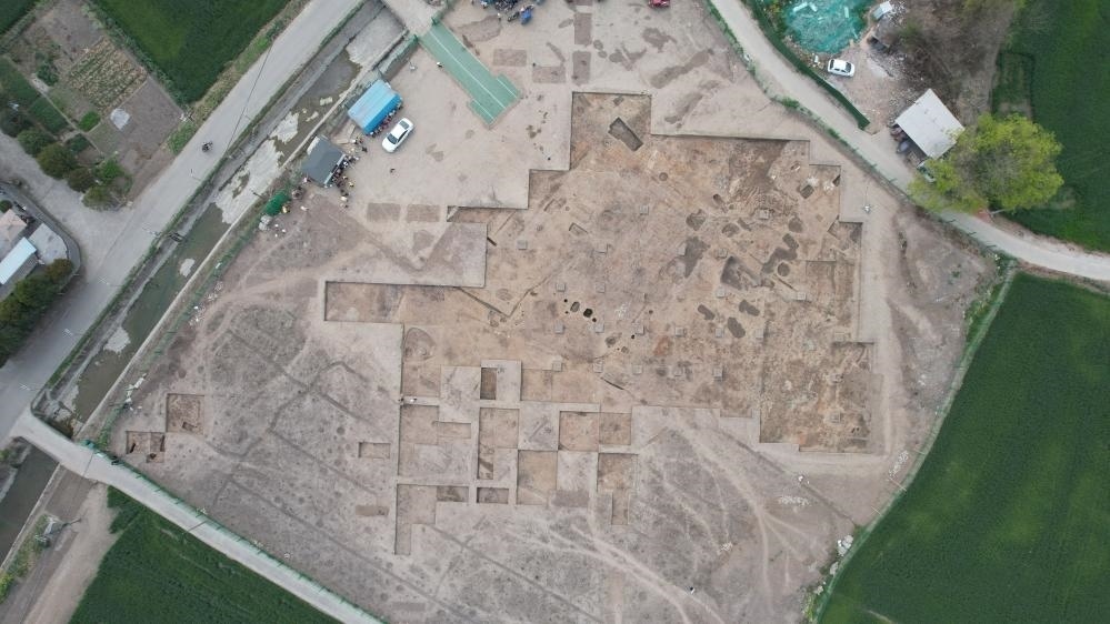 這是2024年3月23日拍攝的四川省廣漢市三星堆遺址發(fā)掘區(qū)（無(wú)人機(jī)照片）。新華社發(fā)（四川省文物考古研究院供圖）