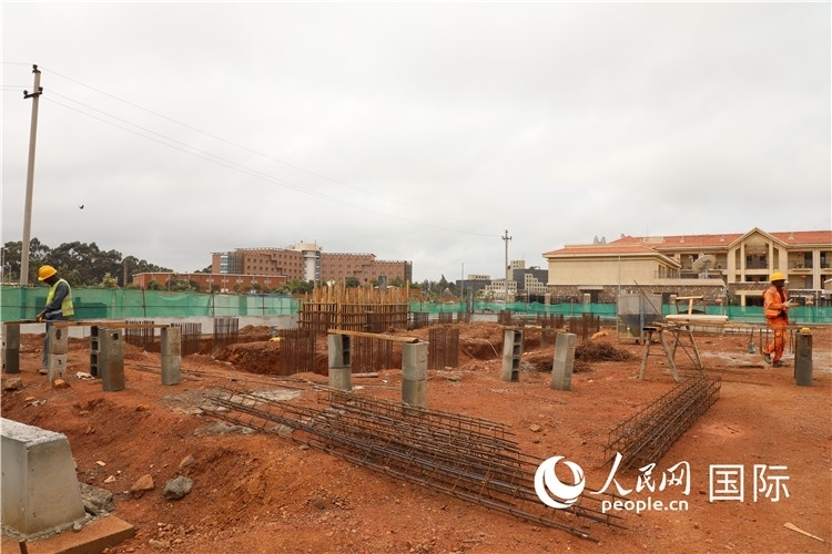 圖為孔子學(xué)院項(xiàng)目施工現(xiàn)場(chǎng)。人民網(wǎng)記者 沈小曉攝。