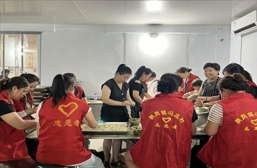 志愿者在以孝治家大食堂工作。（受訪者供圖）