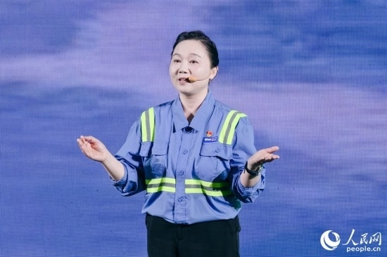 黃英紅講述在互聯(lián)網(wǎng)“種地”的故事。人民網(wǎng)攝