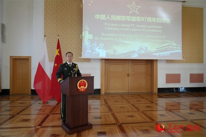 波蘭使館國防武官張寅生大校在招待會上致辭。人民網(wǎng)記者 李增偉攝 