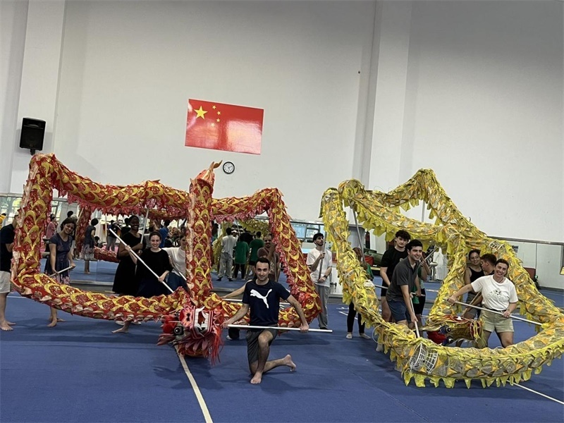 在中國和巴西共迎兩國建交50周年之際，巴西圣保羅州立大學(xué)孔子學(xué)院今年7月成功組織多批、近40名巴西青少年來華進(jìn)行短期訪問交流，圖為訪問團(tuán)成員在中國參加文化體驗活動。 巴西圣保羅州立大學(xué)孔子學(xué)院供圖