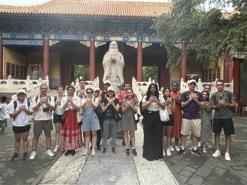 在中國和巴西共迎兩國建交50周年之際，巴西圣保羅州立大學(xué)孔子學(xué)院今年7月成功組織多批、近40名巴西青少年來華進(jìn)行短期訪問交流，圖為訪問團(tuán)成員參加文化體驗活動。 巴西圣保羅州立大學(xué)孔子學(xué)院供圖