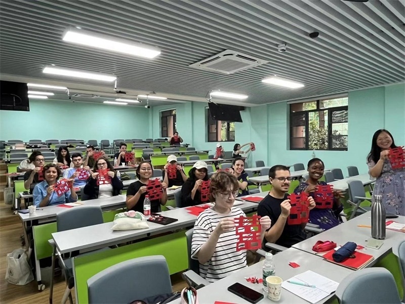 在中國和巴西共迎兩國建交50周年之際，巴西圣保羅州立大學(xué)孔子學(xué)院今年7月成功組織多批、近40名巴西青少年來華進(jìn)行短期訪問交流，圖為訪問團(tuán)成員參加文化體驗活動。 巴西圣保羅州立大學(xué)孔子學(xué)院供圖