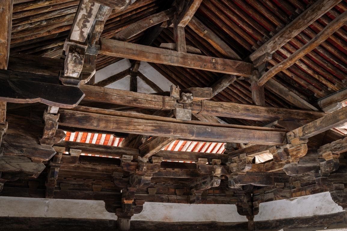 崇明寺特殊的木質“斷梁”結構。蘇唐詩攝