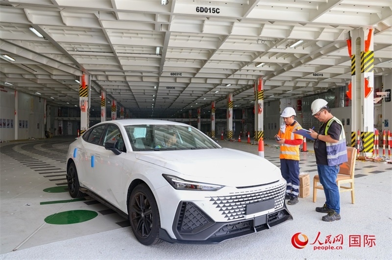 工人正在進行卸車作業(yè)。人民網(wǎng)記者 任皓宇攝