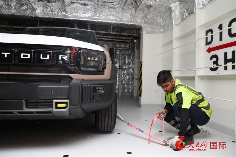 工人正在進行卸車作業(yè)。人民網(wǎng)記者任皓宇攝